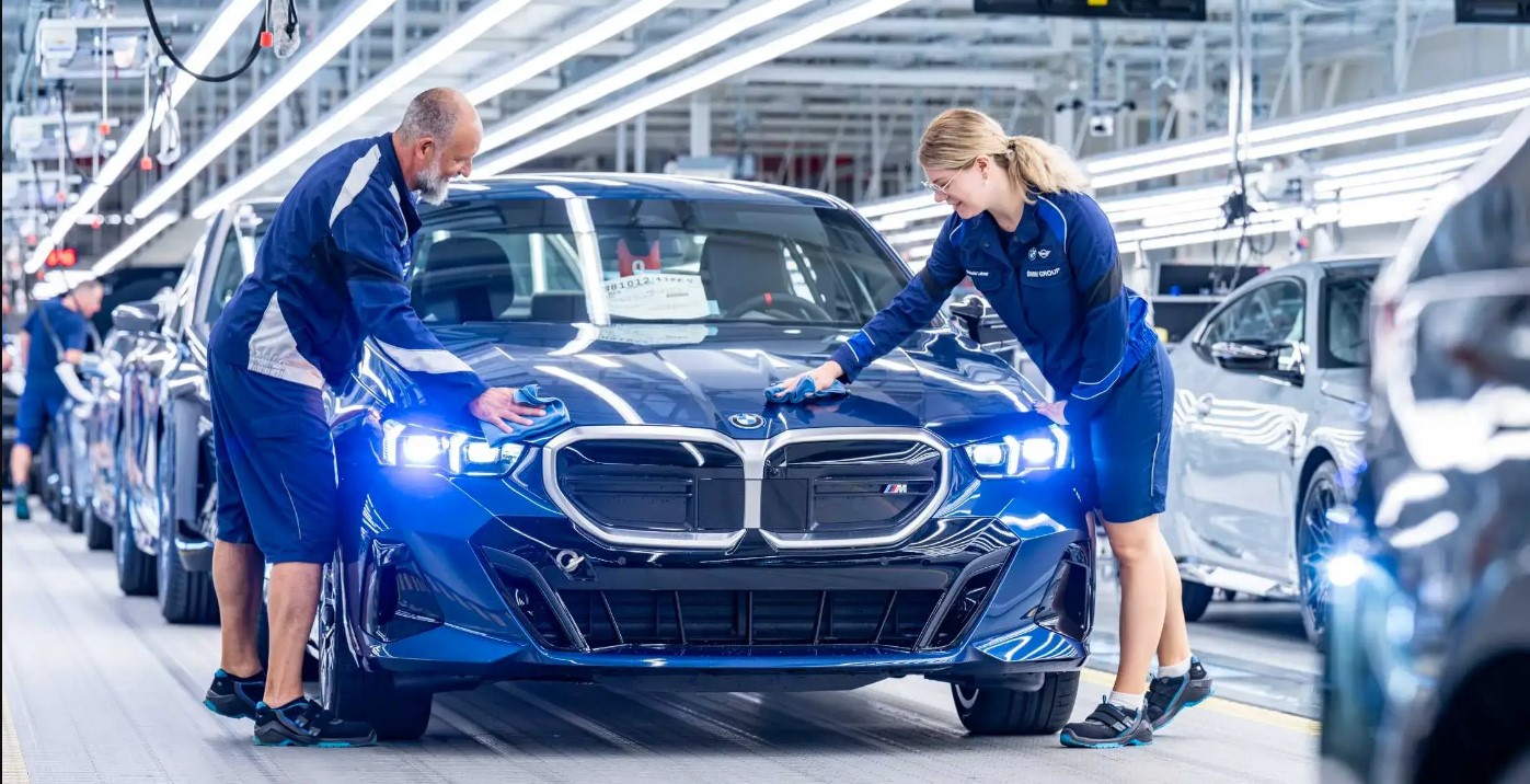 Унформа співробітників автосалону BMW