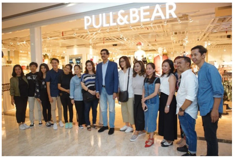 Уніформа співробітників компанії Pull & Bear