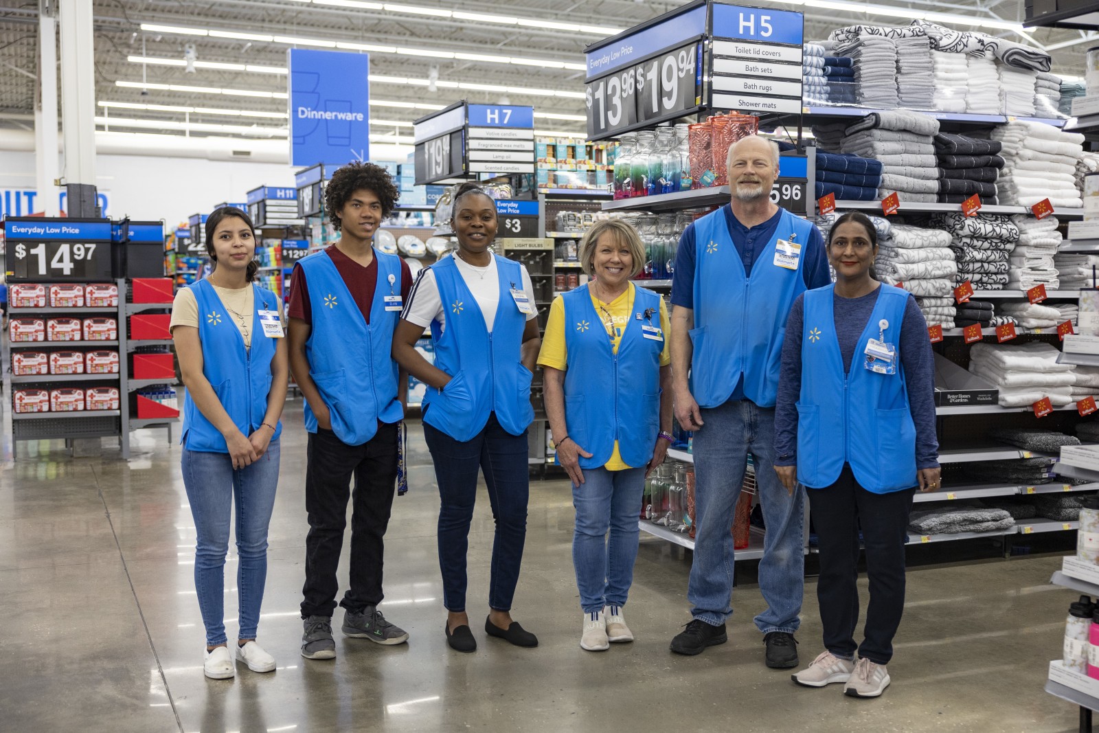 Персонал магазину Walmart та його уніформа