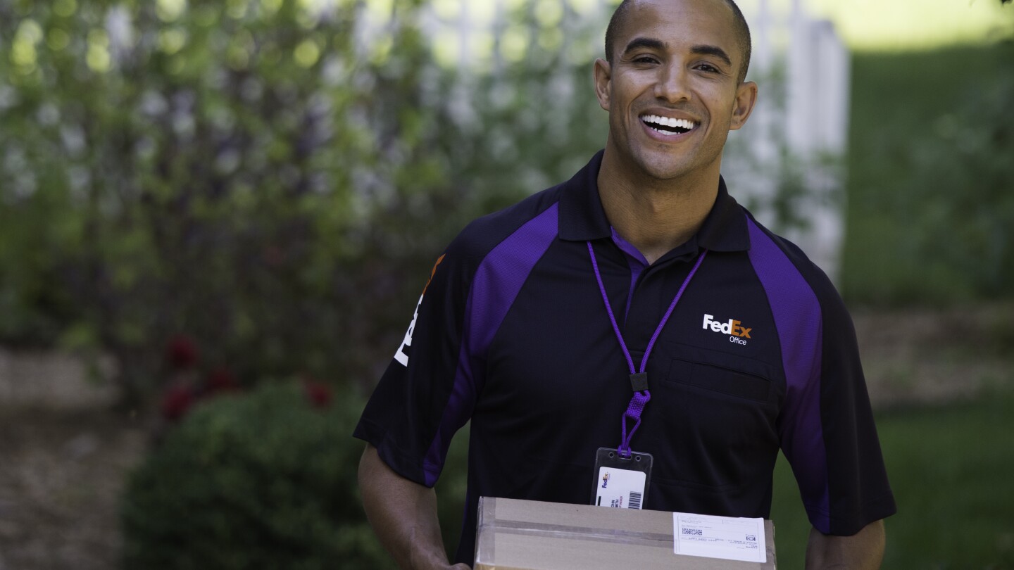 Співробітник FedEx та його чорно фіолетова уніформа