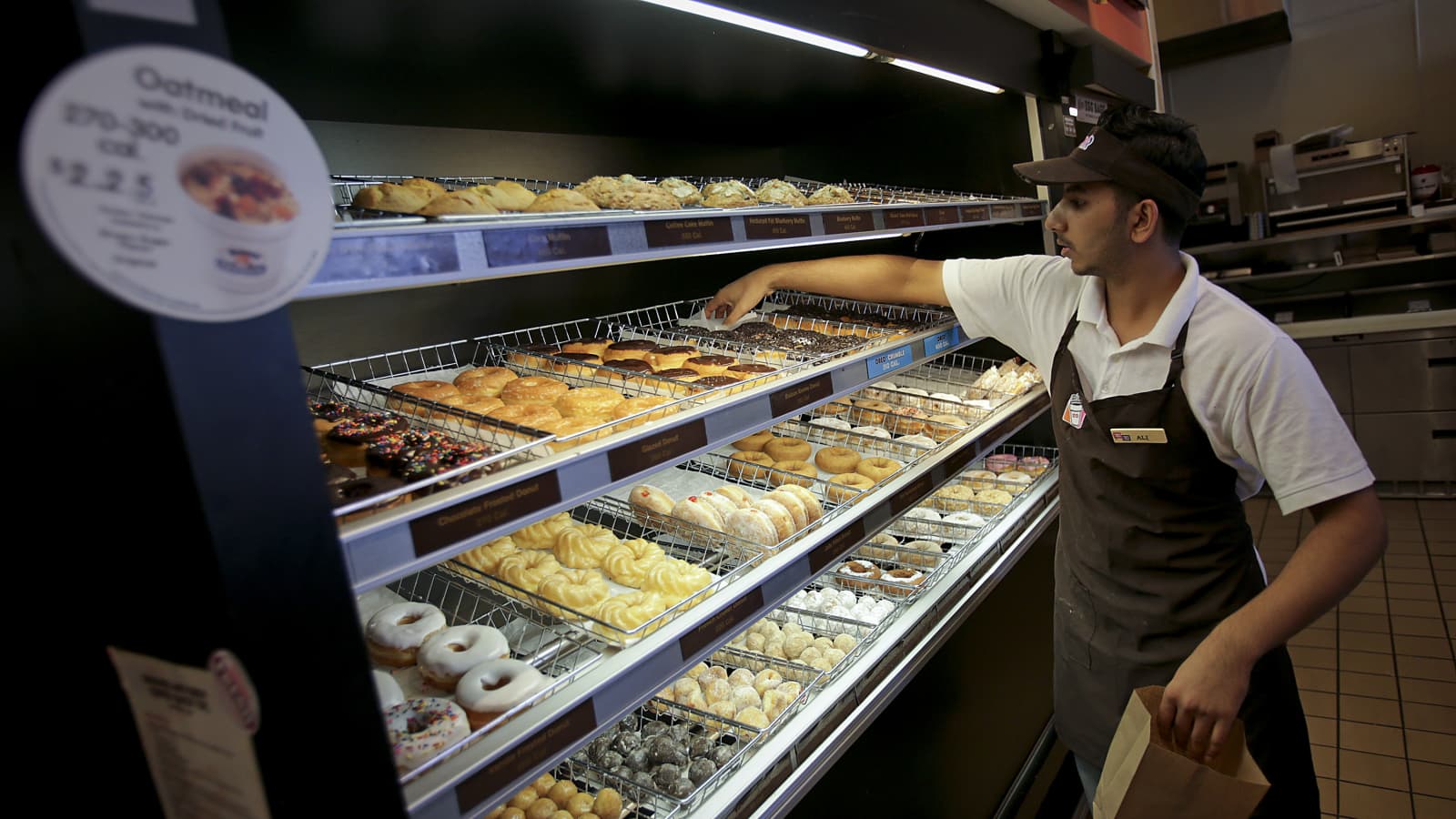 Співробітник компанії Dunkin' Donuts одягнений у корпоративну уніформу 