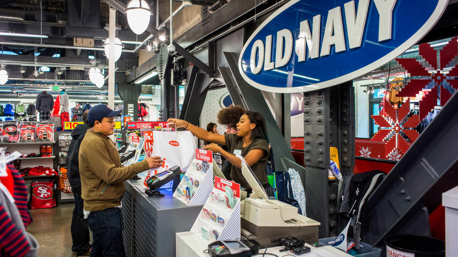 Робітники Old Navy та їх корпоративна уніформа