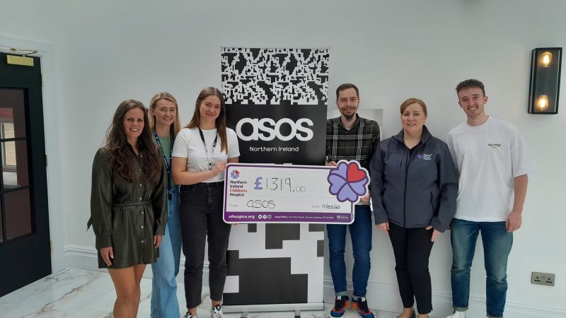 Уніформа співробітників ASOS яка складається з білої футболки та джинсів
