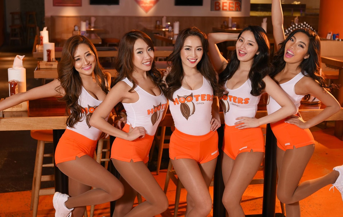 Уніформа офіціанток ресторану Hooters