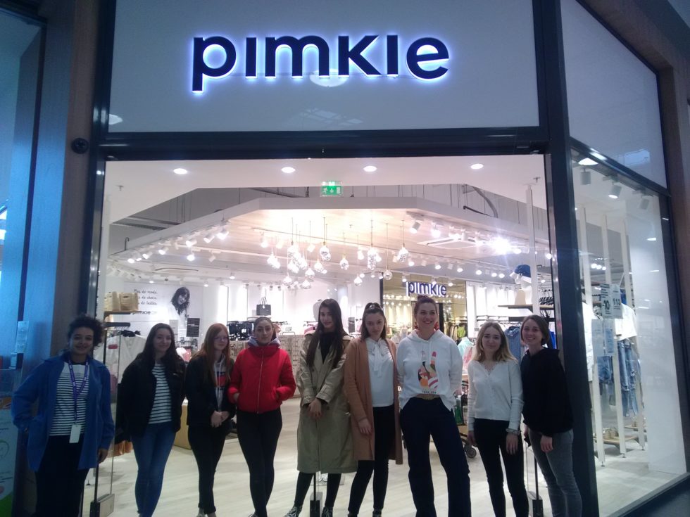 Pimkie та співробітники одягнені у їх корпоративну форму