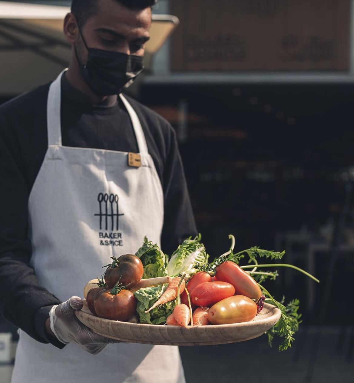 Baker & Spice та співробітник одягнений у корпоративну уніформу компанії