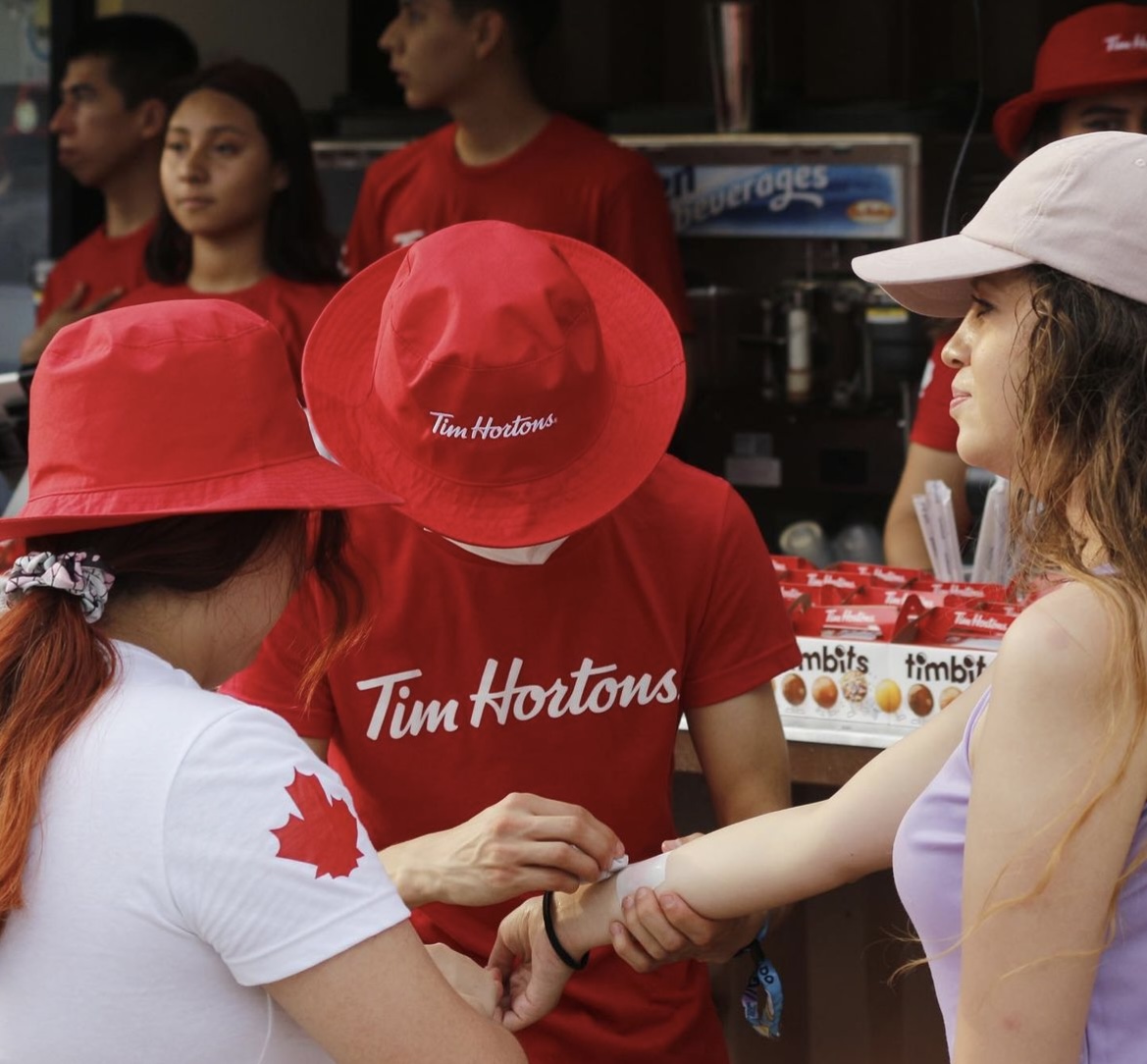 Уніформа співробітників компанії Tim Hortons