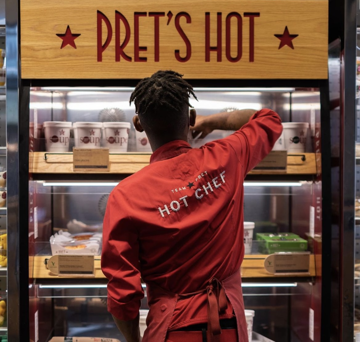 Співробітник компанії Pret A Manger одягнений у корпоративну уніформу