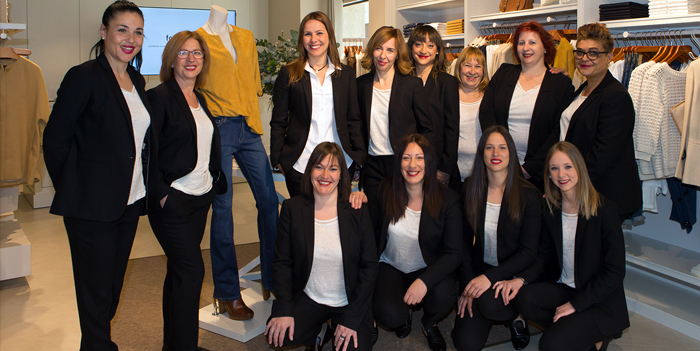 Співробітники Massimo Dutti та уніформа цієї компанії на них