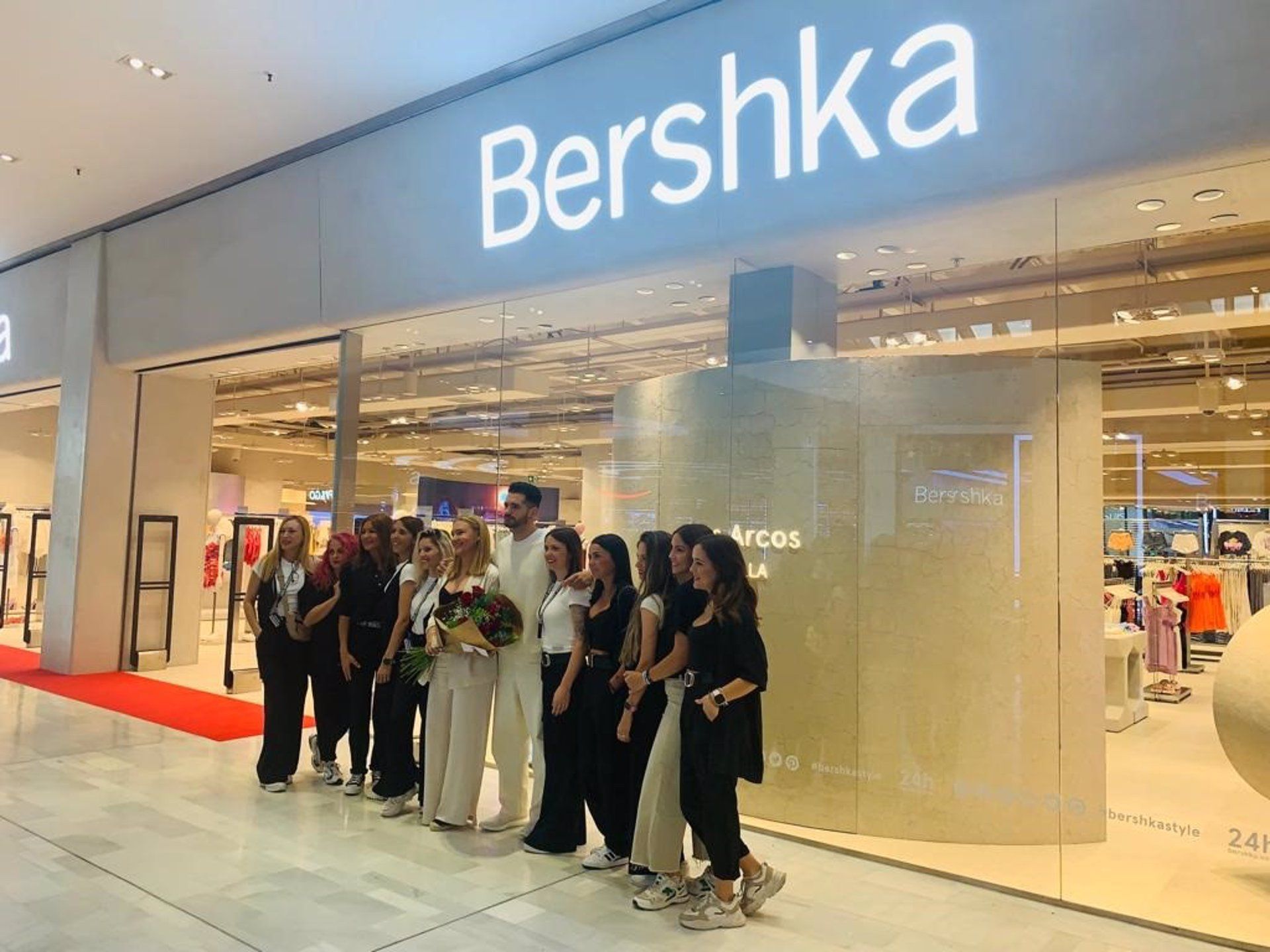 Уніформа співробітників компанії Bershka
