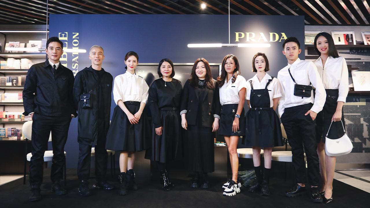 Стильна та модна уніформа працівників Prada