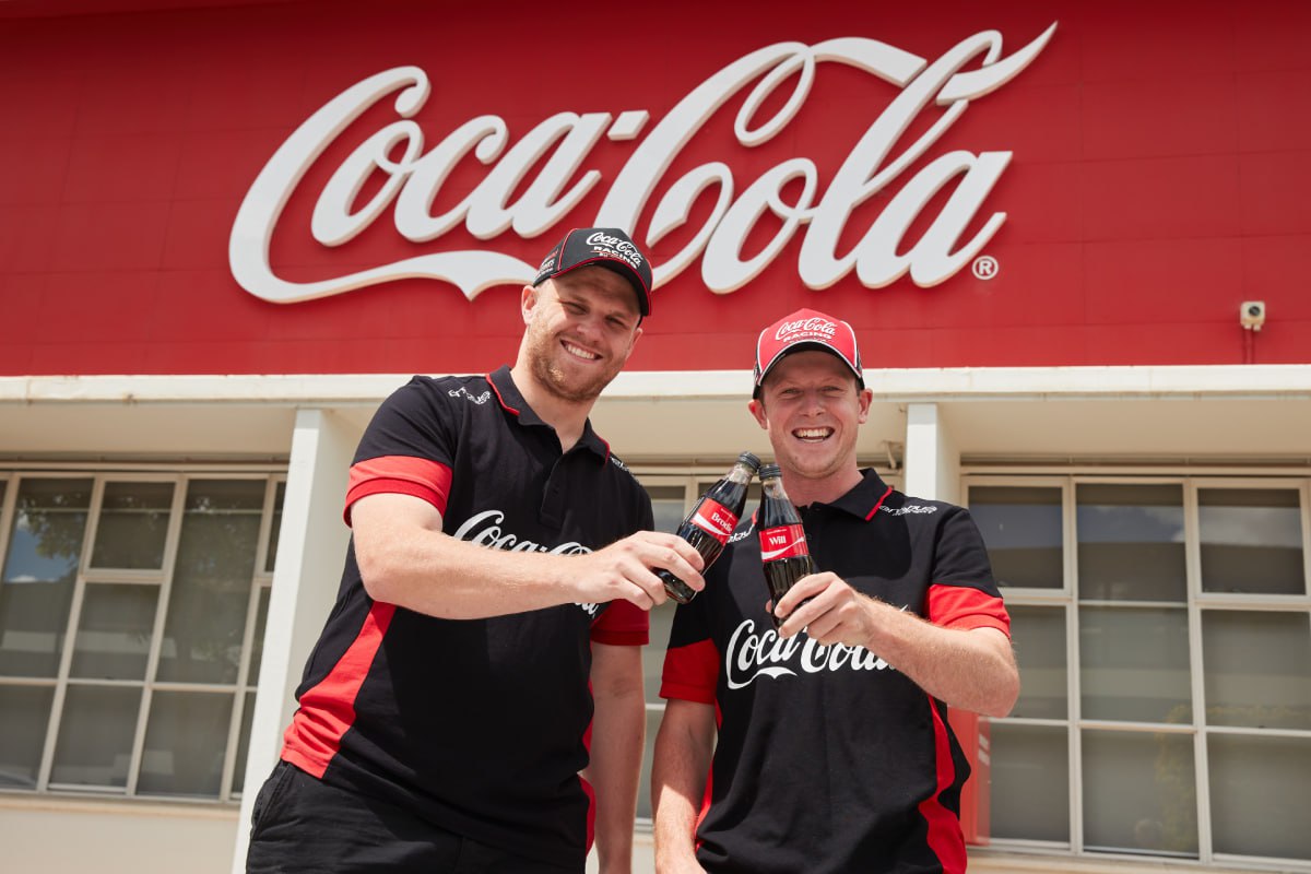 Уніформа співробітників компанії Coca Cola