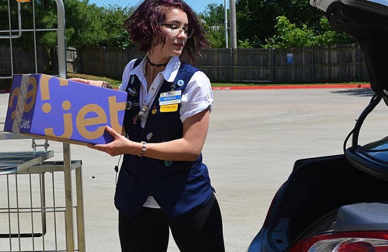Зображена уніформа співробітника компанії Walmart
