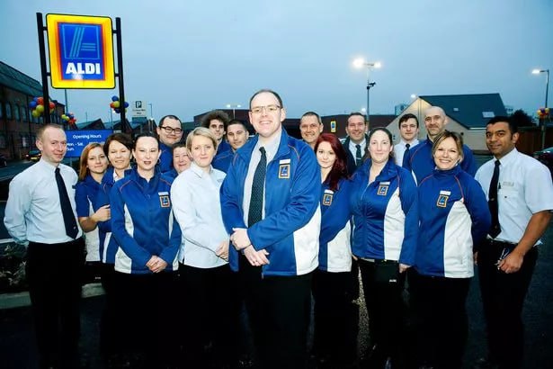 Співробітники компанії Aldi та їх уніформа