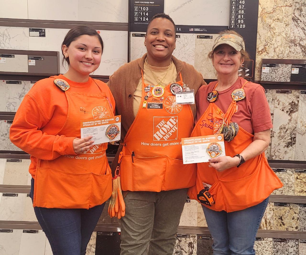 Помаранчевий фартух та футболка уніформа співробітників Home Depot