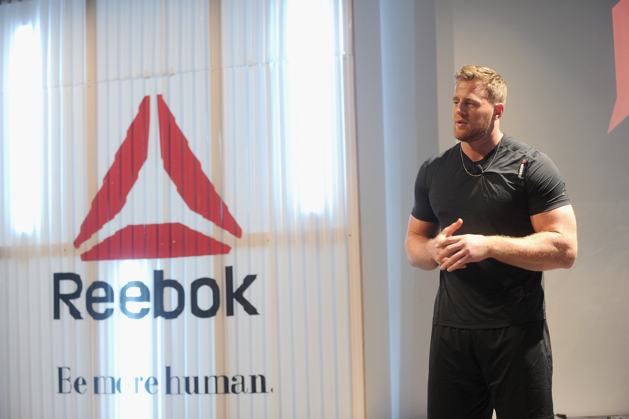 Співробітник компанії Reebok одягнений у корпоративну уніформу 
